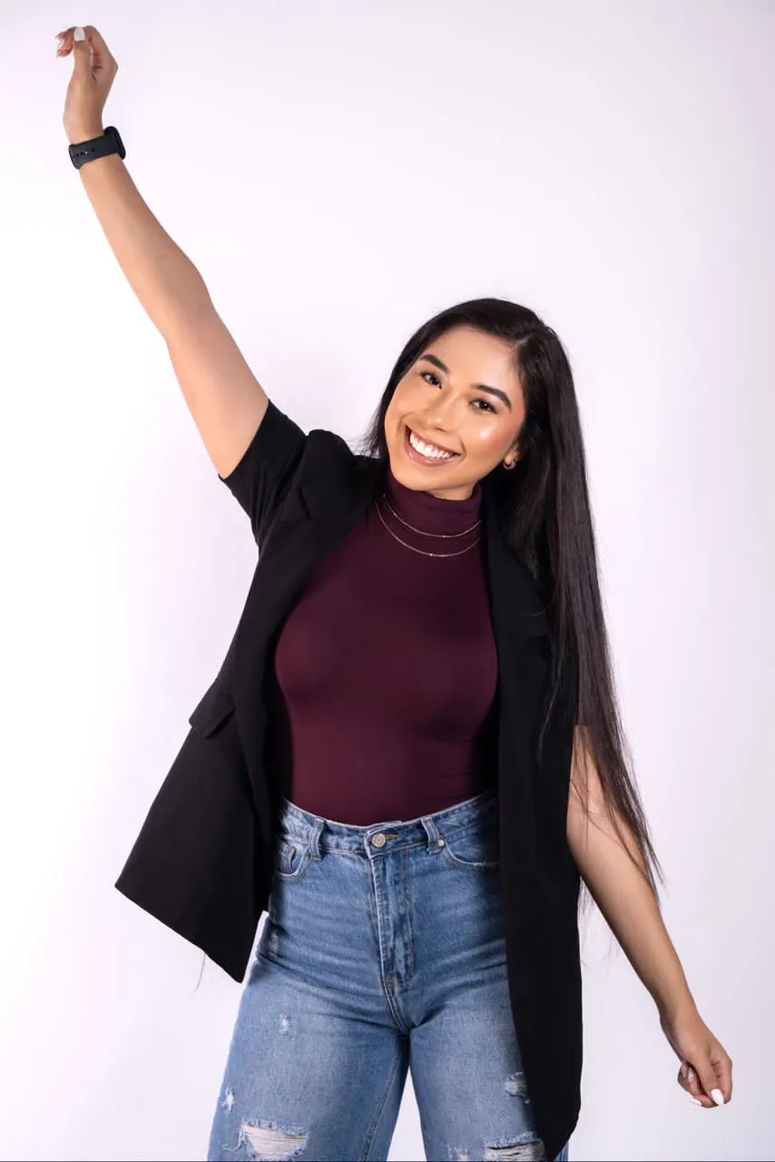 Natalia Olivares sonriendo con el brazo levantado