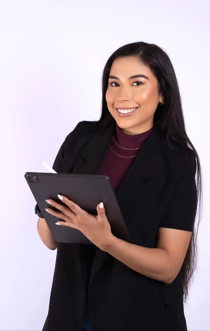 Natalia Olivares, sonriente, con una tableta